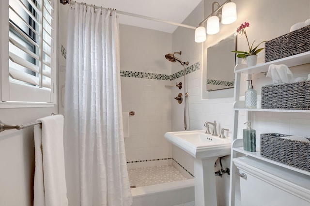 bathroom featuring a shower with curtain and decorative backsplash