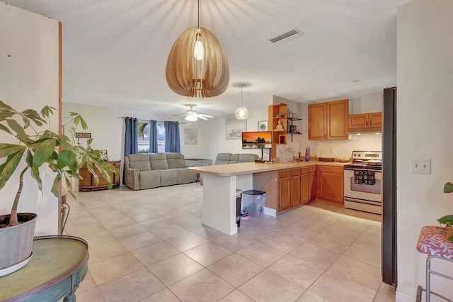 kitchen with kitchen peninsula, a breakfast bar, a textured ceiling, pendant lighting, and range with electric stovetop