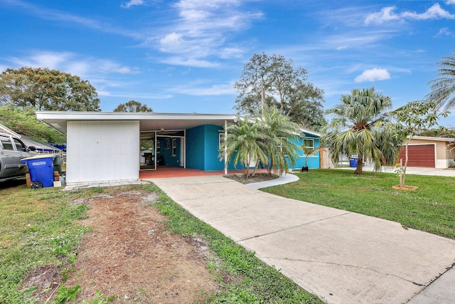 view of front facade featuring a carport and a front lawn