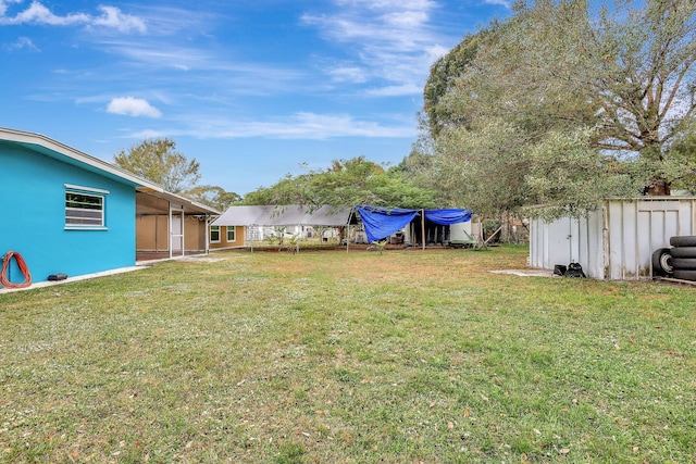 view of yard featuring a storage shed