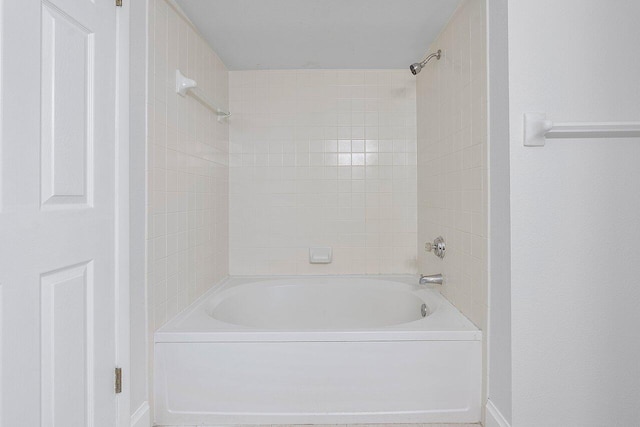 bathroom with tiled shower / bath combo