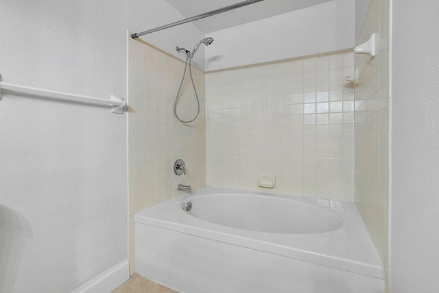 bathroom featuring tiled shower / bath