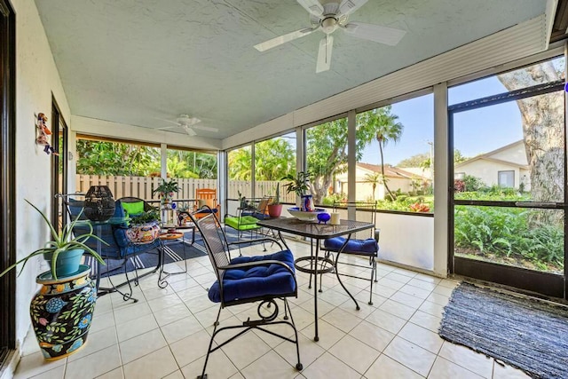 sunroom with ceiling fan