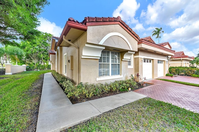 view of front facade with a garage and a front yard