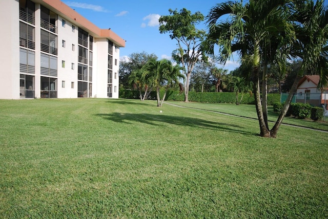 view of property's community featuring a yard