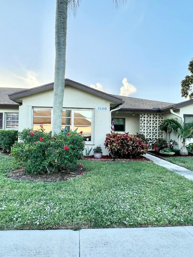 view of front of property with a front yard