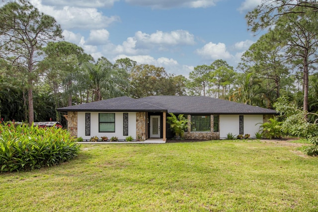 single story home featuring a front lawn