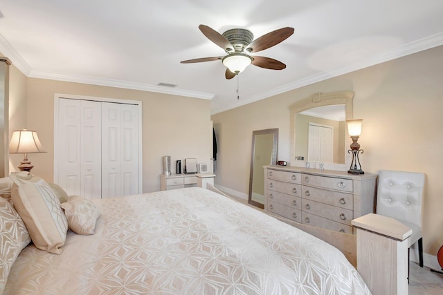 bedroom with ceiling fan, ornamental molding, and a closet