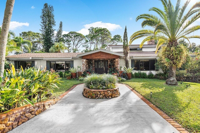 view of front of house featuring a front lawn