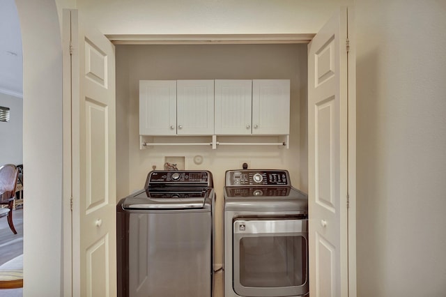 laundry room with cabinets and independent washer and dryer