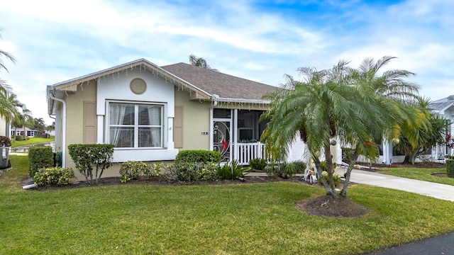 view of front facade featuring a front lawn