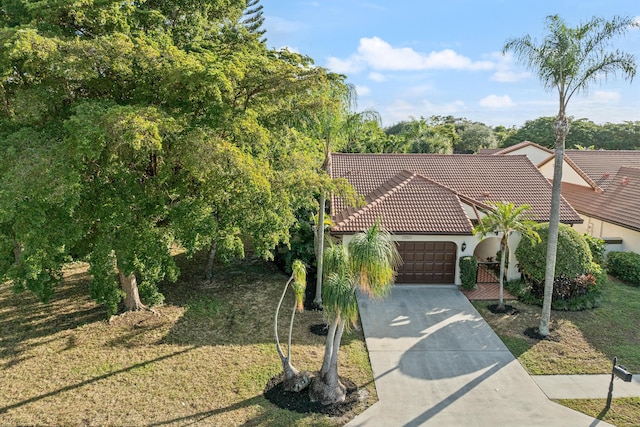 view of front facade with a garage and a front yard