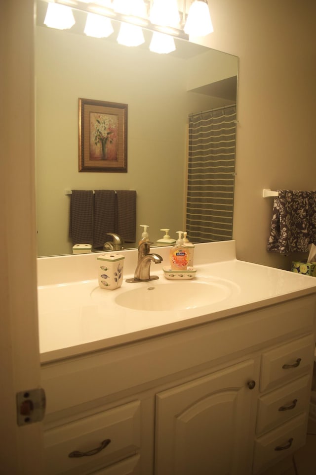 bathroom featuring a shower with shower curtain and vanity