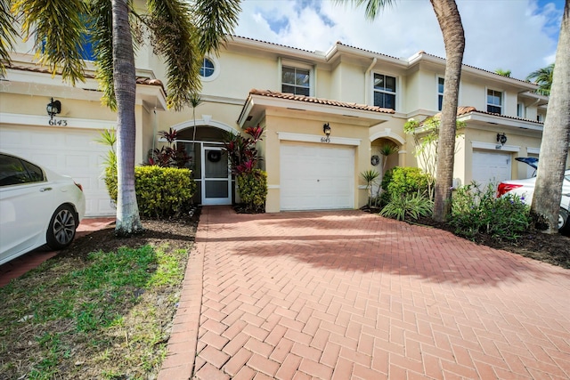 view of front facade featuring a garage