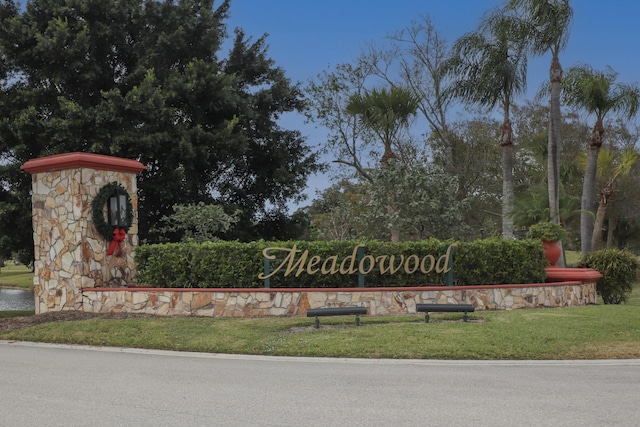 community / neighborhood sign featuring a lawn