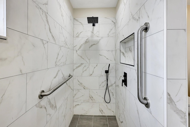 full bathroom featuring tiled shower