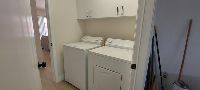 washroom with light wood-style floors and independent washer and dryer