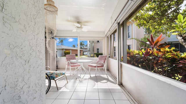 sunroom with ceiling fan