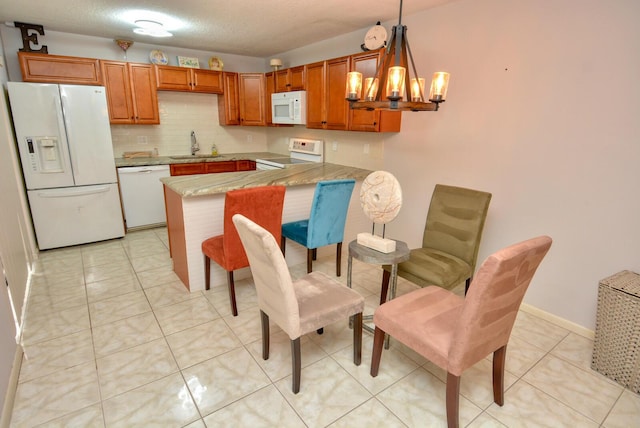 kitchen featuring sink, hanging light fixtures, kitchen peninsula, a textured ceiling, and white appliances