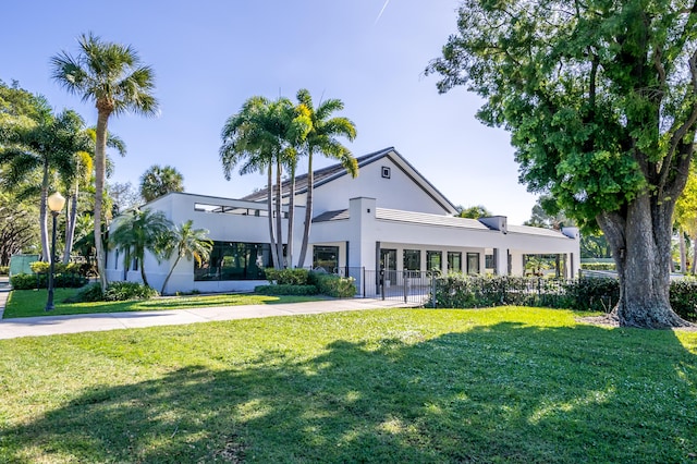 view of front of house featuring a front lawn