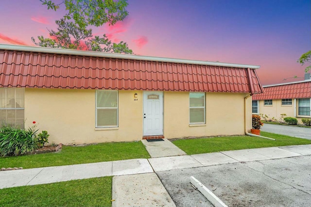 view of front of property featuring a lawn