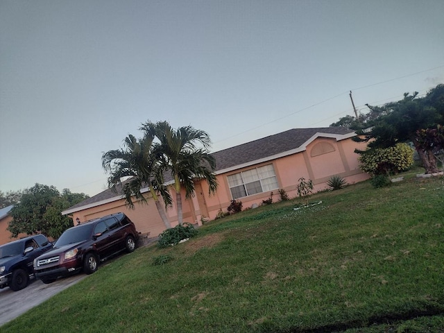 view of front of property featuring a front yard