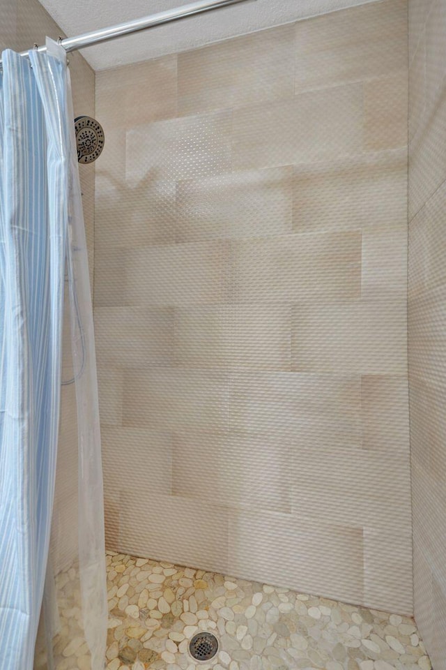 details featuring curtained shower