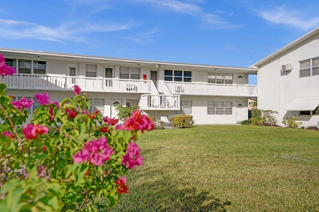 view of front of home featuring a front yard