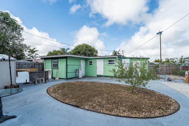 view of front of house featuring a patio