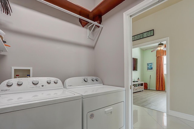 clothes washing area with ceiling fan, independent washer and dryer, and light tile patterned floors