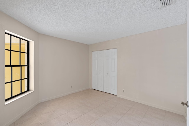 empty room featuring a textured ceiling