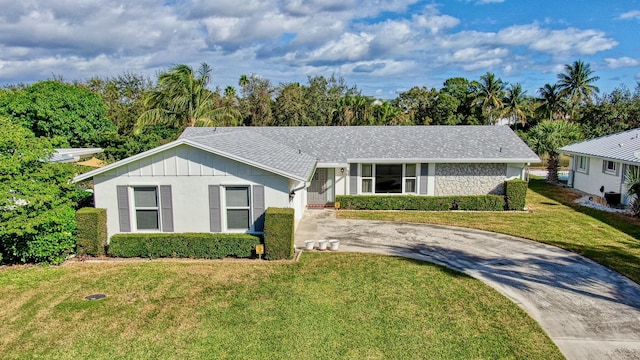 single story home featuring a front yard