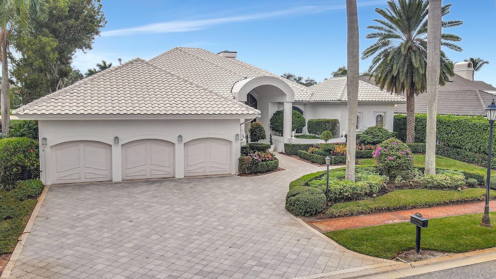 view of front facade featuring a garage