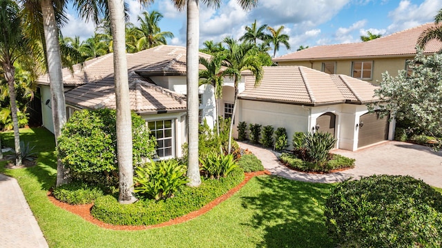 view of front facade featuring a garage and a front lawn