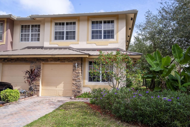 view of front facade featuring a garage