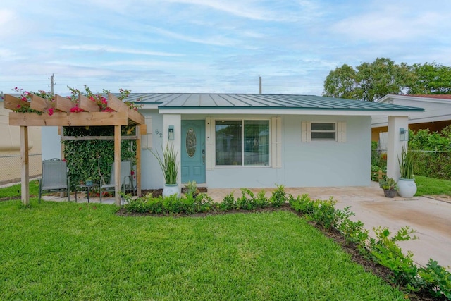 view of front facade featuring a front yard