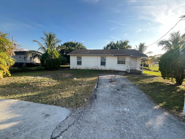 single story home with a front lawn