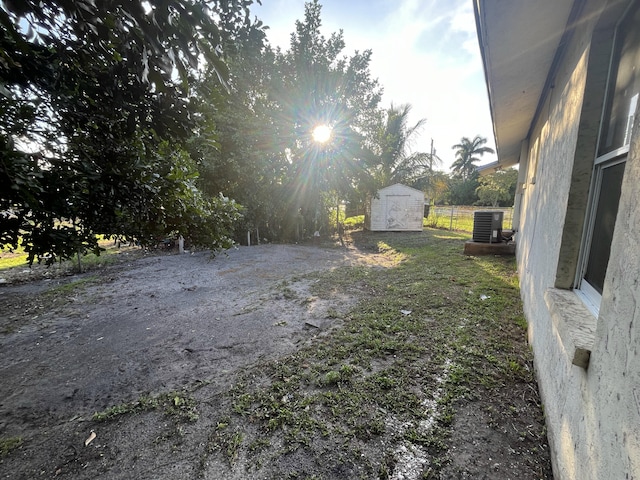 view of yard with a storage shed