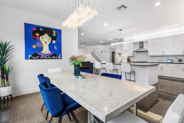 dining area featuring sink and an inviting chandelier