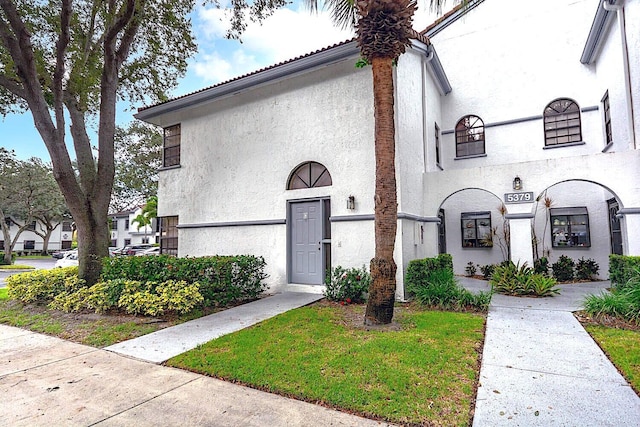 view of front of house featuring a front yard