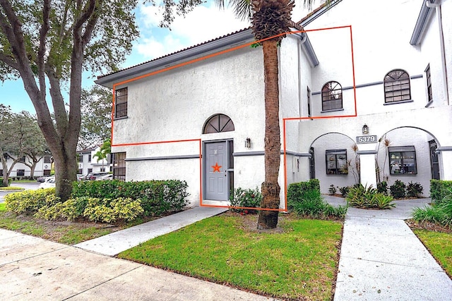 view of front of house with a front lawn