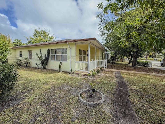 view of front of house with covered porch and a front yard