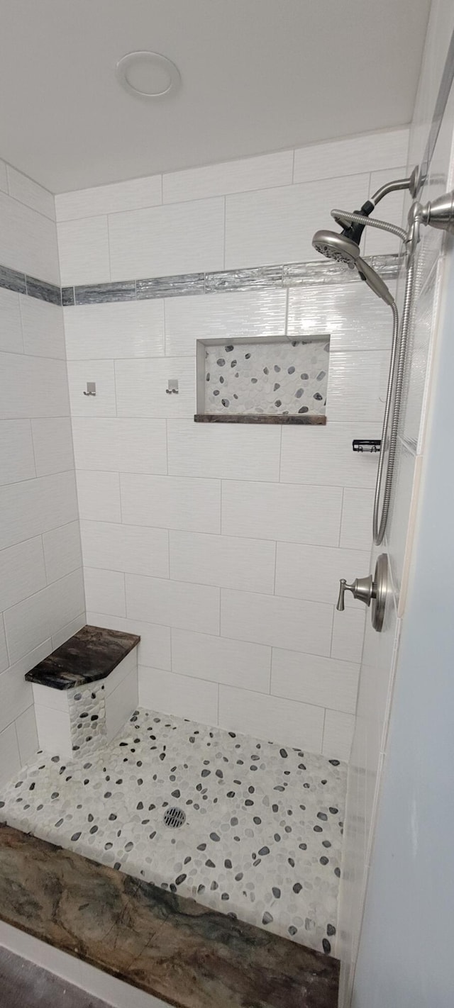 bathroom featuring a tile shower