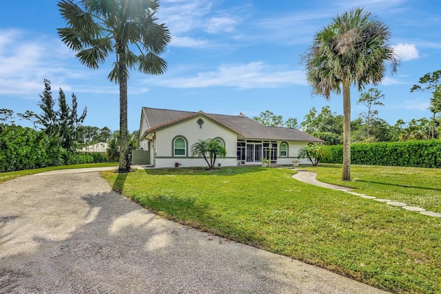 view of front of house featuring a front lawn