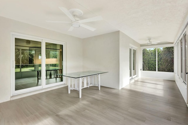 sunroom with ceiling fan