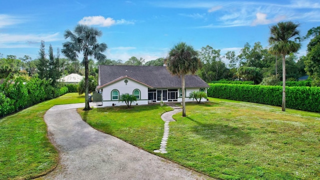 view of front of property featuring a front yard