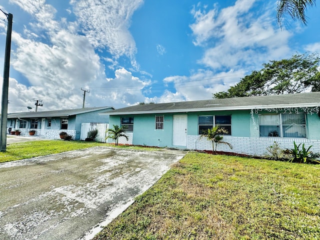 ranch-style house featuring a front lawn