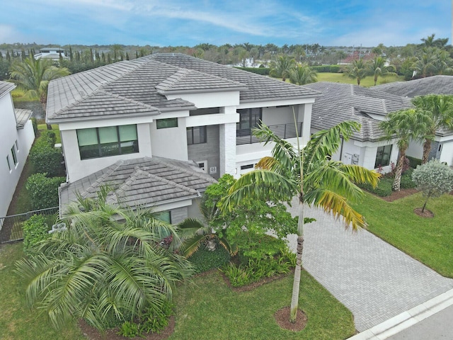 view of front of property featuring a front yard