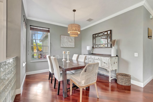 dining area with ornamental molding