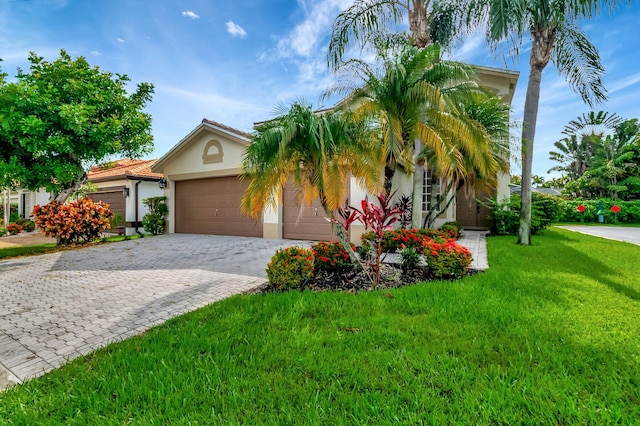 view of front facade featuring a garage and a front yard